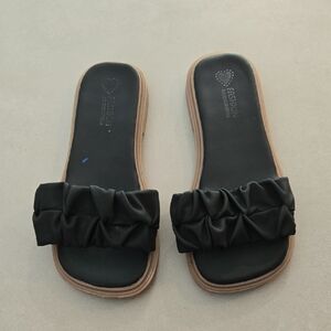 Fashion Kids Faux Leather Black Ruffled Slide Sandals Size 2.5